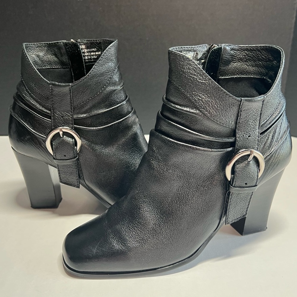 Black Genuine Leather Andiamo Ankle Boots w/Buckle 8M. Like New
